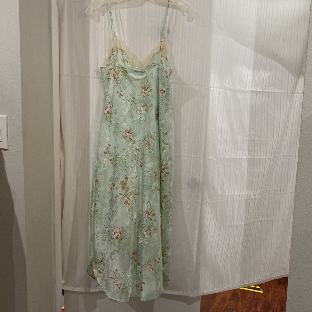 BELLE SOIREE FULL LENGHT NIGHT GOWN AND ROBE. SIZE S MADE IN USA 100% POLYESTER